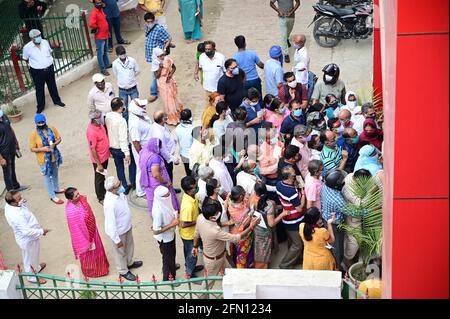 Prayagraj, Uttar Pradesh, Indien. Mai 2021. Prayagraj: Begünstigte über 18 Jahre stehen am Donnerstag, den 13. Mai 2021, in der Schlange, um eine Dosis Corona-Impfstoff an der Moti Lal Nehru Medical College in Prayagraj einzunehmen. Quelle: Prabhat Kumar Verma/ZUMA Wire/Alamy Live News Stockfoto