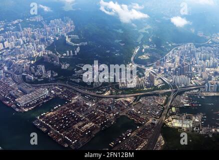 Luftaufnahme des Hafens von Hongkong, Tsing Yi und Tsuen Wan. Stockfoto