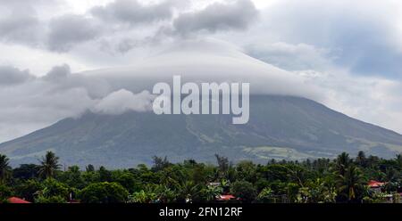 Der Mayon Vulkan mit einem schönen Wolke bedeckte. Stockfoto