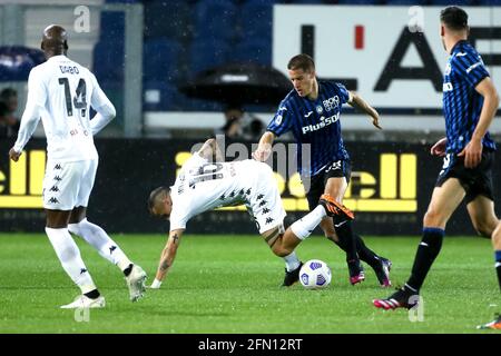 BERGAMO, ITALIEN - 12. MAI: Riccardo Improta von Benevento und Mario Pasalic von Atalanta BC während der Serie EIN Spiel zwischen Atalanta Bergamo und Benevent Stockfoto