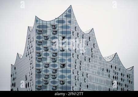 Elbphilharmonie auf der Halbinsel Grasbrook an der Elbe. Es ist einer der größten und akustisch fortschrittlichsten Konzertsäle der Welt. Stockfoto