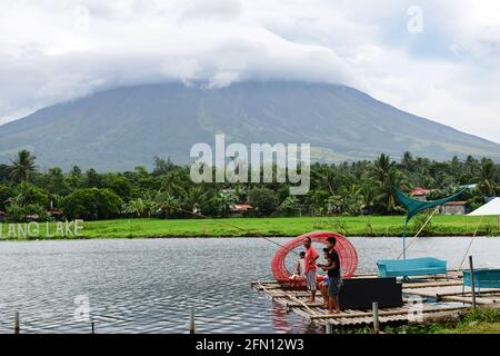 Der Mayon Vulkan mit einem schönen Wolke bedeckte. Stockfoto