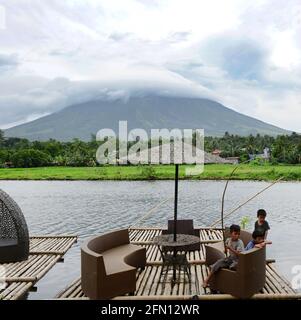 Der Mayon Vulkan mit einem schönen Wolke bedeckte. Stockfoto