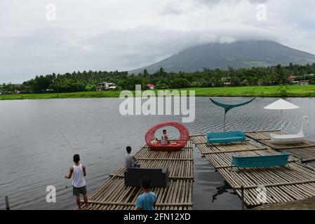 Der Mayon Vulkan mit einem schönen Wolke bedeckte. Stockfoto