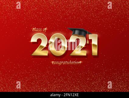 Banner zur Abschlussfeier 2021. Preiskonzept mit akademischem Hut, goldenen Zahlen und Text auf rotem Hintergrund mit goldenem Glitzer Stock Vektor