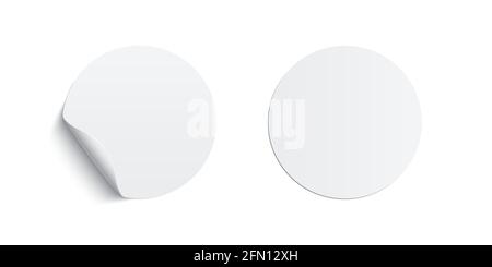 Weiß geklebte runde Sticker Curling Set. 3d-kreisförmige leere Papieretiketten Vektordarstellung. Faltiges, zerknittertes Bad Abzeichen mit Peel-Effekt und los geht's Stock Vektor
