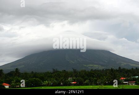 Der Mayon Vulkan mit einem schönen Wolke bedeckte. Stockfoto