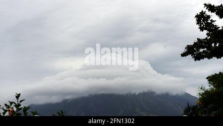 Der Mayon Vulkan mit einem schönen Wolke bedeckte. Stockfoto