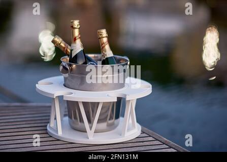 Champagnerflaschen in einer Metallschüssel auf Eis Stockfoto