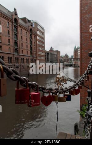 Schleusen auf einer Brücke in Hamburg für Liebhaber und starke Beziehungen. Stockfoto