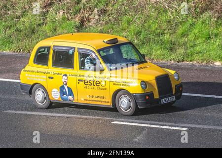 2006 Yellow London Taxis Int TX4 Bronze, 2499 ccm Diesel Limousine, Fahrzeugverkehr, bewegte Fahrzeuge, Autos, Fahrzeuge, die auf britischen Straßen fahren, Motoren, Fahren auf der Autobahn M6, britisches Straßennetz. Stockfoto