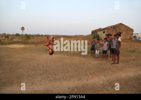 Kinder trainieren, um fit zu bleiben. BAIGA-STAMM, Chiyapadar Baiga Dorf von Odisha, Indien Stockfoto