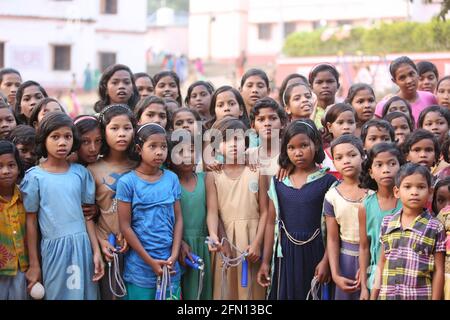 Gruppe von Schulmädchen Studenten . LANJIA SAORA STAMM. Kereba Village, Raigadha District, Odisha, Indien Stockfoto