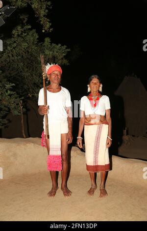 Altes Paar in ihrem traditionellen Kostüm der Mann trägt Tarbalukab oder Lendenschurz. Frau trägt Gatungkab oder Rock und kurze Bluse. LANJIA Stockfoto