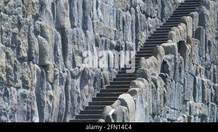 Draufsicht auf die Stadt Kassel in Deutschland vom Herkules-Denkmal (Kassel) ein großer und langer Brunnen von oben bis zum Ende des Herkules-Denkmals. Stockfoto