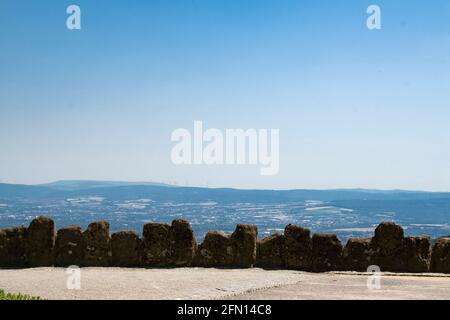 Draufsicht auf die Stadt Kassel in Deutschland vom Herkules-Denkmal (Kassel) ein großer und langer Brunnen von oben bis zum Ende des Herkules-Denkmals. Stockfoto