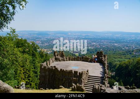 Draufsicht auf die Stadt Kassel in Deutschland vom Herkules-Denkmal (Kassel) ein großer und langer Brunnen von oben bis zum Ende des Herkules-Denkmals. Stockfoto