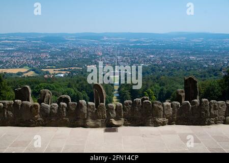 Draufsicht auf die Stadt Kassel in Deutschland vom Herkules-Denkmal (Kassel) ein großer und langer Brunnen von oben bis zum Ende des Herkules-Denkmals. Stockfoto