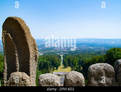 Draufsicht auf die Stadt Kassel in Deutschland vom Herkules-Denkmal (Kassel) ein großer und langer Brunnen von oben bis zum Ende des Herkules-Denkmals. Stockfoto
