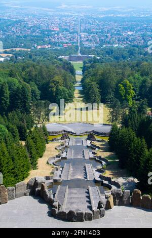 Draufsicht auf die Stadt Kassel in Deutschland vom Herkules-Denkmal (Kassel) ein großer und langer Brunnen von oben bis zum Ende des Herkules-Denkmals. Stockfoto
