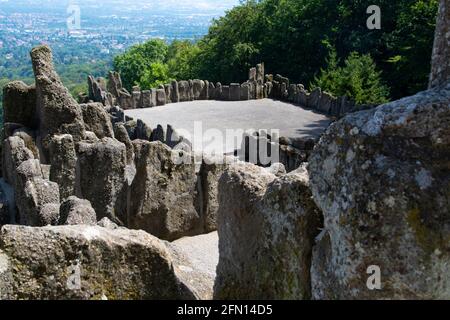 Draufsicht auf die Stadt Kassel in Deutschland vom Herkules-Denkmal (Kassel) ein großer und langer Brunnen von oben bis zum Ende des Herkules-Denkmals. Stockfoto