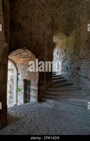 Draufsicht auf die Stadt Kassel in Deutschland vom Herkules-Denkmal (Kassel) ein großer und langer Brunnen von oben bis zum Ende des Herkules-Denkmals. Stockfoto
