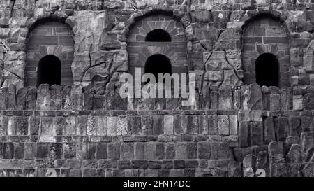 Draufsicht auf die Stadt Kassel in Deutschland vom Herkules-Denkmal (Kassel) ein großer und langer Brunnen von oben bis zum Ende des Herkules-Denkmals. Stockfoto