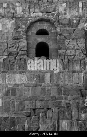 Draufsicht auf die Stadt Kassel in Deutschland vom Herkules-Denkmal (Kassel) ein großer und langer Brunnen von oben bis zum Ende des Herkules-Denkmals. Stockfoto