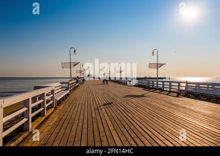 Berühmte lange hölzerne Seebrücke an der Ostsee in Polen Stockfoto