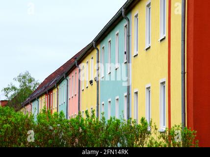Oranienburg, Deutschland. Mai 2021. Die façade eines Mehrfamilienhauses der Oranienburger Wohnungsbaugenossenschaft (OWG) z.B. in der Weißen Stadt Artur-Becker-Straße/Ecke Walther-Bothe-Straße ist in mehreren Farben gestaltet. Quelle: Soeren Stache/dpa-zentralbild/ZB/dpa/Alamy Live News Stockfoto