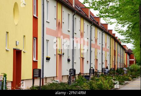 Oranienburg, Deutschland. Mai 2021. Die façade eines Mehrfamilienhauses der Oranienburger Wohnungsbaugenossenschaft (OWG) z.B. in der Weißen Stadt Artur-Becker-Straße/Ecke Walther-Bothe-Straße ist in mehreren Farben gestaltet. Quelle: Soeren Stache/dpa-zentralbild/ZB/dpa/Alamy Live News Stockfoto