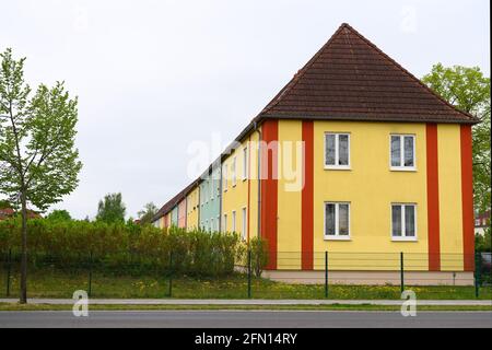 Oranienburg, Deutschland. Mai 2021. Die façade eines Mehrfamilienhauses der Oranienburger Wohnungsbaugenossenschaft (OWG) z.B. in der Weißen Stadt Artur-Becker-Straße/Ecke Walther-Bothe-Straße ist in mehreren Farben gestaltet. Quelle: Soeren Stache/dpa-zentralbild/ZB/dpa/Alamy Live News Stockfoto