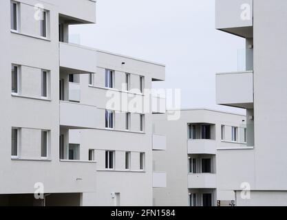 Oranienburg, Deutschland. Mai 2021. Die von der Oranienburger Wohnungsbaugesellschaft (WOBA) in der Weißen Stadt an der Ecke Emil-Büge-Straße und Walther-Bothe-Straße erbauten mehrgeschossigen Neubauten befinden sich in der Rohbaustufe oder sind fast bezugsfertig. Quelle: Soeren Stache/dpa-zentralbild/ZB/dpa/Alamy Live News Stockfoto