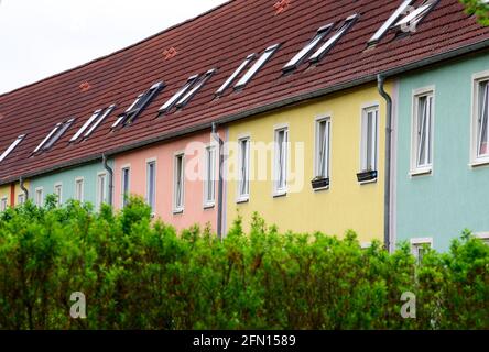 Oranienburg, Deutschland. Mai 2021. Die façade eines Mehrfamilienhauses der Oranienburger Wohnungsbaugenossenschaft (OWG) z.B. in der Weißen Stadt Artur-Becker-Straße/Ecke Walther-Bothe-Straße ist in mehreren Farben gestaltet. Quelle: Soeren Stache/dpa-zentralbild/ZB/dpa/Alamy Live News Stockfoto