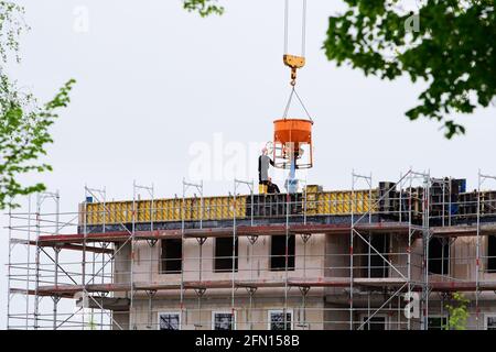 Oranienburg, Deutschland. Mai 2021. Die neuen mehrstöckigen Gebäude der Oranienburger Wohnungsbaugesellschaft (WOBA) in der Weißen Stadt an der Ecke Emil-Büge-Straße und Walther-Bothe-Straße befinden sich im Rohbau. Quelle: Soeren Stache/dpa-zentralbild/ZB/dpa/Alamy Live News Stockfoto