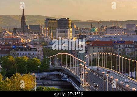 Wien, Wien: Letztes Tageslicht in der Wiener Innenstadt, Donau, Reichsbrücke, Stephansdom (St. Stephansdom) im Jahr 22. D Stockfoto