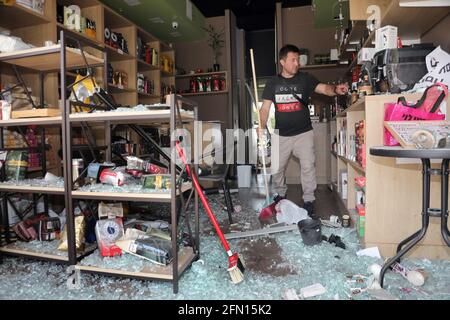 HOLON, 13. Mai 2021 (Xinhua) - das Foto vom 12. Mai 2021 zeigt einen Laden, der von einer Rakete aus dem Gazastreifen in der zentralen israelischen Stadt Holon getroffen wurde. (Gideon Markowicz/JINI via Xinhua) Quelle: Xinhua/Alamy Live News Stockfoto