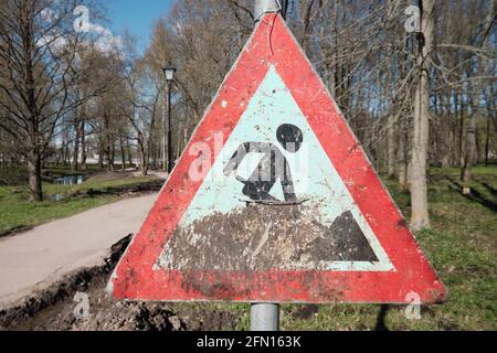 Straßenschilder. Straßenarbeiten. Austausch der Fahrbahn. Stockfoto