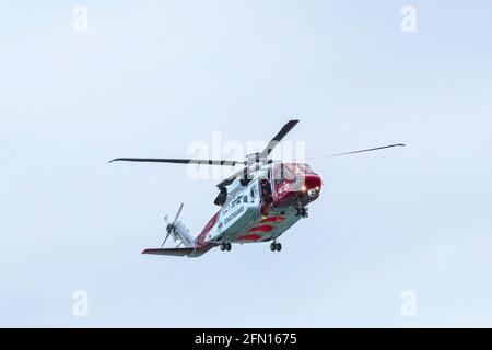 Sikorsky S-92A G-MCGY HM Coastguard-Hubschrauber am Flughafen Cornwall Newquay fliegt über einer Notrufnummer bei Fistral in Newquay in Corn Stockfoto