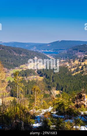 Deutschland, Schwarzwald Blick vom schneebedeckten feldberg über Schwarzwald, titisee und Häuser zwischen den Bäumen in schöner Naturlandschaft Stockfoto