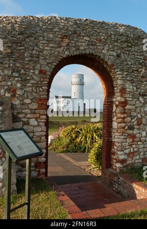 Old Hunstanton Lighthouse, eingerahmt von den Ruinen der St. Edmunds Kapelle, auf der Klippe, Hunstanton, Norfolk, Großbritannien Stockfoto