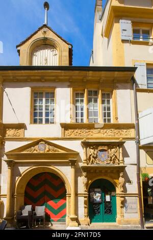 Maison Halles, erbaut 1569. Das Gebäude war im Mittelalter eine Handelshalle. Altstadt Neuchâtel, Kanton Neuchâtel, Schweiz. Stockfoto