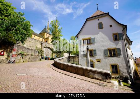 Malerische Gebäude an der Rue du Chateau (Promenades touristique), Altstadt Neuchâtel. Kanton Neuchâtel, Schweiz. Stockfoto