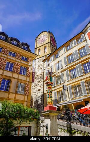 Malerische Gebäude am Croix-du-Marche Platz und dem Brunnen mit der Statue von Laurent Perroud, an der Rue du Chateau, Altstadt Neuchâtel. Kanton Neu Stockfoto