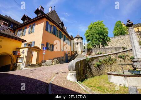 Malerische Gebäude an der Rue du Chateau (Promenades touristique), Altstadt Neuchâtel. Kanton Neuchâtel, Schweiz. Stockfoto