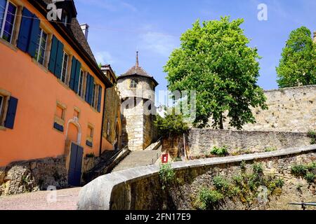 Malerische Gebäude an der Rue du Chateau (Promenades touristique), Altstadt Neuchâtel. Kanton Neuchâtel, Schweiz. Stockfoto