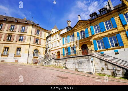 Malerische Gebäude an der Rue du Chateau (Promenades touristique), Altstadt Neuchâtel. Kanton Neuchâtel, Schweiz. Stockfoto