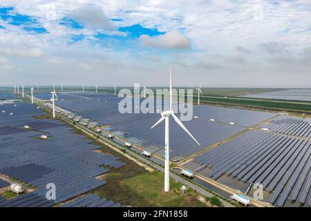 Yancheng, China. Mai 2021. Die Wind- und Photovoltaikanlage arbeitet am 12. Mai 2021 mit der Aquakultur in der Industriebasis Yancheng, Jiangsu, China, zusammen.(Foto: TPG/cnsphotos) Quelle: TopPhoto/Alamy Live News Stockfoto