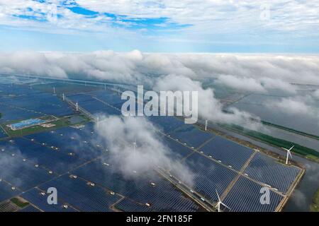 Yancheng, China. Mai 2021. Die Wind- und Photovoltaikanlage arbeitet am 12. Mai 2021 mit der Aquakultur in der Industriebasis Yancheng, Jiangsu, China, zusammen.(Foto: TPG/cnsphotos) Quelle: TopPhoto/Alamy Live News Stockfoto