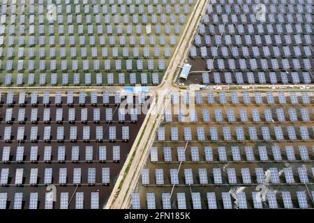 Yancheng, China. Mai 2021. Die Wind- und Photovoltaikanlage arbeitet am 12. Mai 2021 mit der Aquakultur in der Industriebasis Yancheng, Jiangsu, China, zusammen.(Foto: TPG/cnsphotos) Quelle: TopPhoto/Alamy Live News Stockfoto